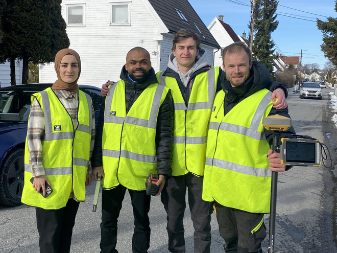 De fire prosjektdeltakerne Arazoo Essai, Alain Stony Bile Sondey, Justas Darulis og Vegard Rein står på rekke.
