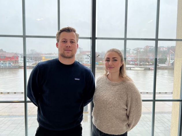 Kim André Oremo og Kaja Karine Johannessen står foran et vindu med utsikt over Glomma.