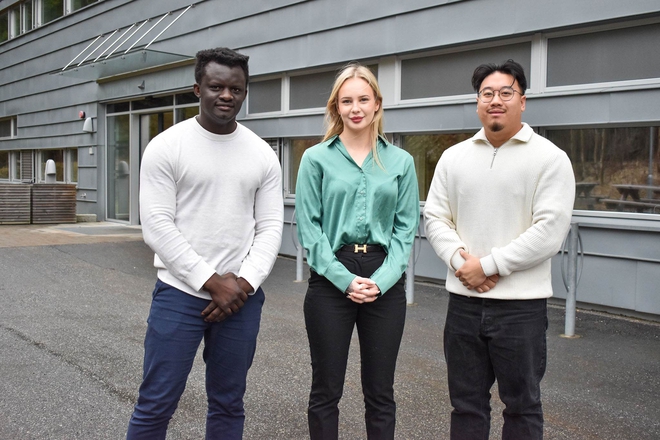 De tre prosjektdeltakerne står på rekke.