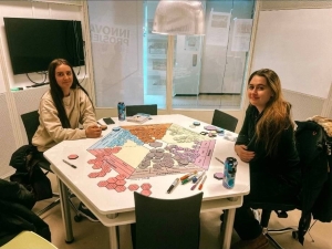De to prosjektdeltakerne sitter ved prosjektbordet.