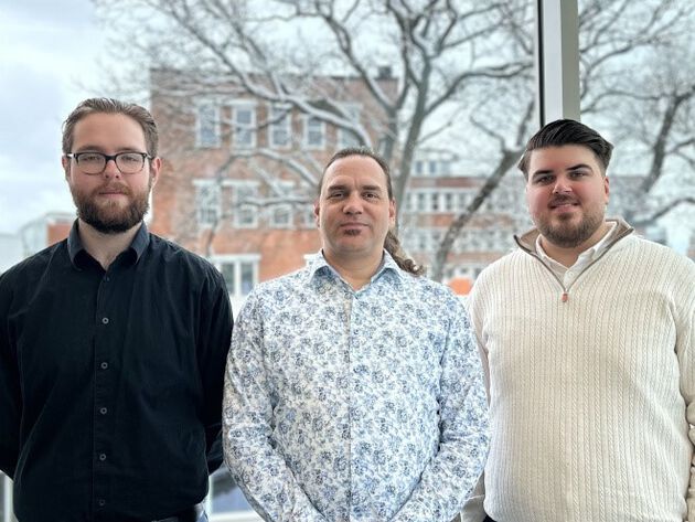 De tre prosjektdeltakerne Ægir Thor Adalsteinsson, Stefan Göttsche og Silas Zscharnack Kirkeby står foran campus Fredrikstad.
