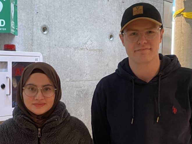 De to prosjektdeltakerne Kainat Elahi Rafat og Sander Stavem står ved siden av hverandre.