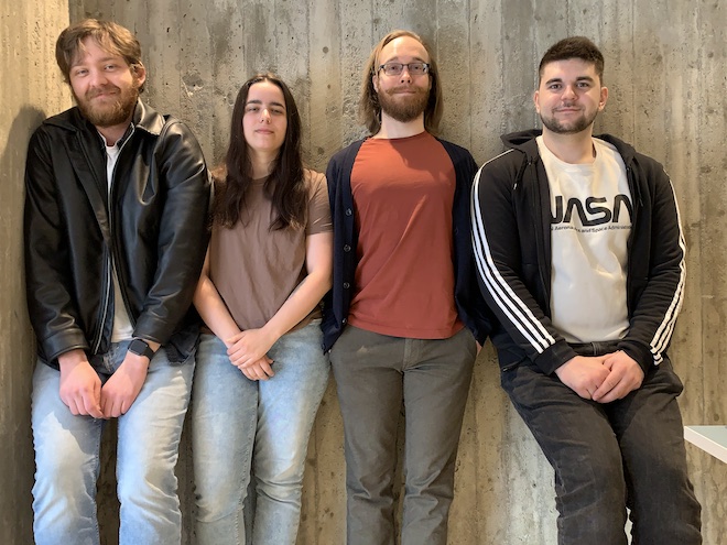 De fire prosjektdeltakerne Stian Tilrem, Malin Menendez, Gustav Dalen Due og Tarik Jelin står på rekke.