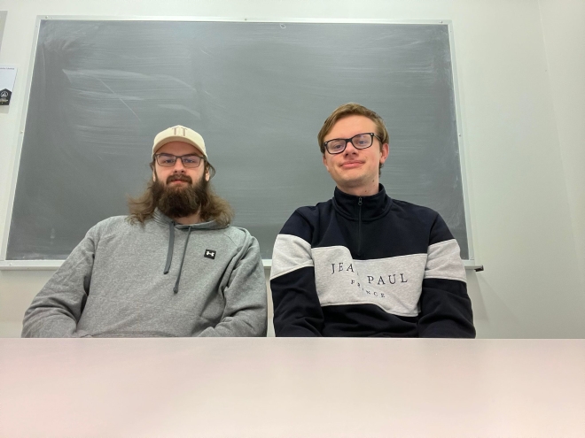 De to prosjektdeltakerne Jørn Cristoffer Sundt Olsen og Fredrik Melvold sitter ved siden av hverandre.