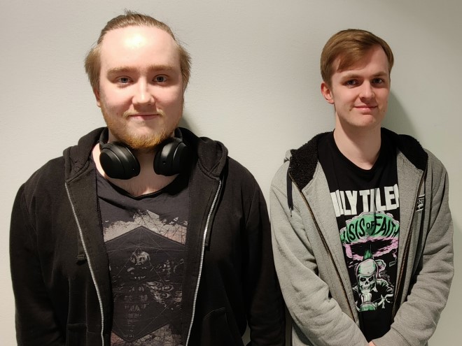 De to prosjektdeltakerne Martin Risøy og David Grønli står ved siden av hverandre.