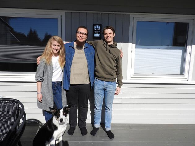 De tre prosjektdeltakerne Viktoria Jacobsen, Håkon Skogen og Eirik Skoglund står på rekke med hunden Theis i front.