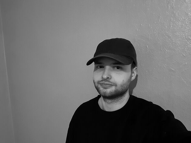 Prosjekdeltaker Robin Selbæk står foran en vegg.