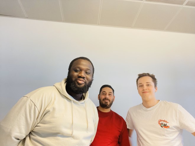 De tre prosjektdeltakerne Malcolm Appiah, Nour Abdelrazzaq Aboushawsih og Håkon Marthinsen står på rekke.