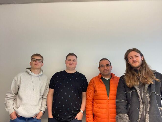 De fire prosjektdeltakerne Christoffer Olaussen, Kristian Malmstein, Mohamad Chamsi og Marcus Hansen står på rekke.