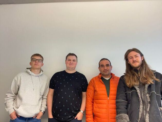 De fire prosjektdeltakerne Christoffer Olaussen, Kristian Malmstein, Mohamad Chamsi og Marcus Hansen står på rekke.
