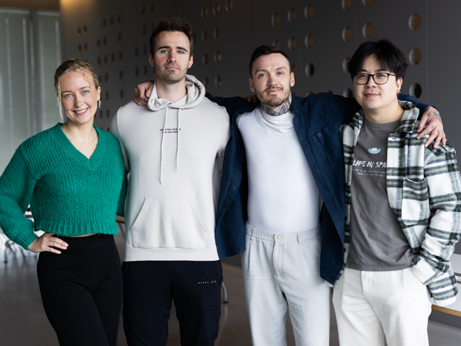 De fire prosjektdeltakerne Caroline Westvang Andreassen, Jostein Gjertsen, Stig Ark og Joakim Vu står på rekke.