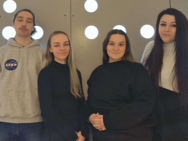 De fire prosjektdeltakerne Sivert Østgård, Maiken Fridén Persen, Hanna Elisabeth Berg Johansen og Paige Traviata Andersen står på rekke.