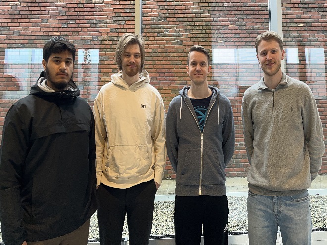 De fire prosjektdeltakerne Mujibullah Rahimi, Kristian Kaspersen, Børre Gjerdrum Stellander og Vetle Wiedswang Jahr står på rekke.