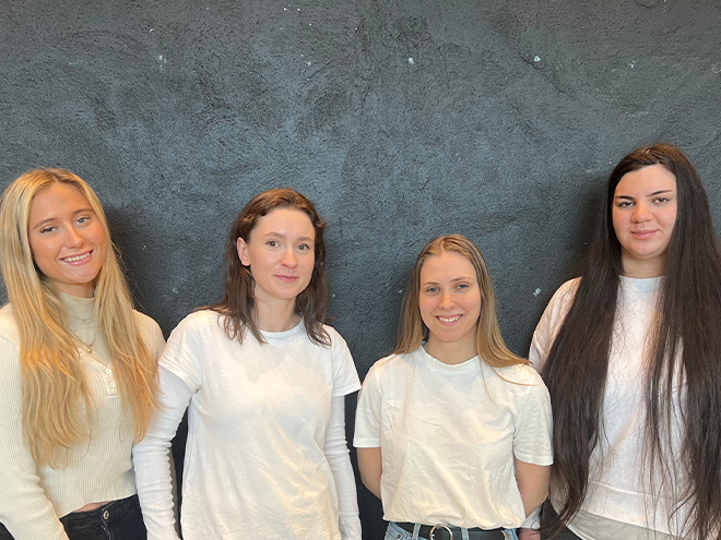 De fire prosjektdeltakerne Mie Marielle Øverås Vitting, Charlotte Wiede Jenssen, Katrine Jacklin og Ayah Jalloul står på rekke.
