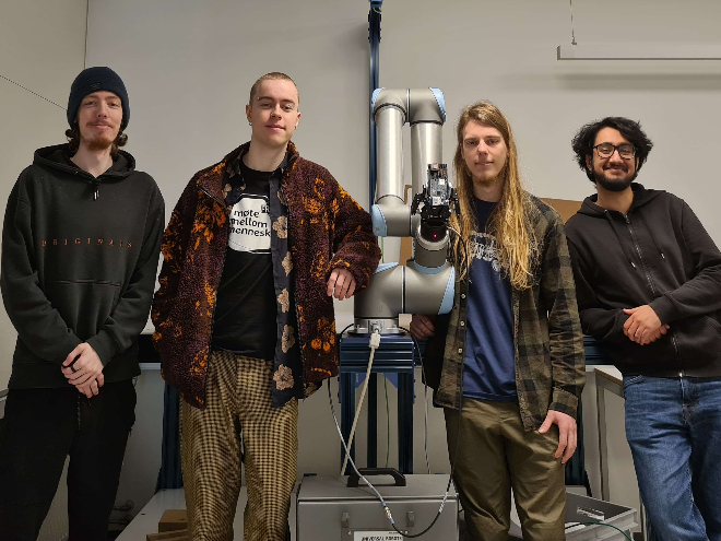 De fire prosjektdeltakerne Christian Bekkevold Johansen, Eliot Lillevold, Baste Andesilic og Shahryar Humayun står på rekke.