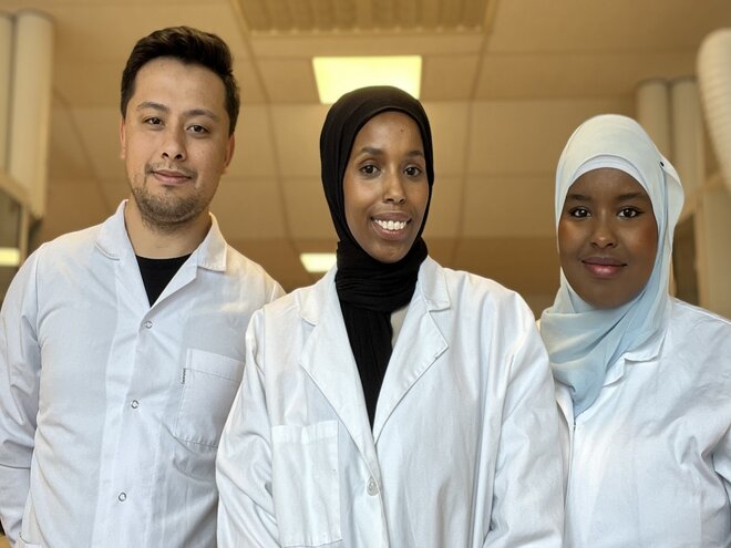 De tre prosjektdeltakerne Mahdi Samandari, Ubah Ali Farah og Zamzam Muse Isse står på rekke.