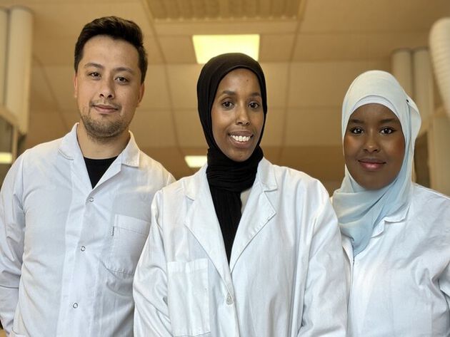 De tre prosjektdeltakerne Mahdi Samandari, Ubah Ali Farah og Zamzam Muse Isse står på rekke.