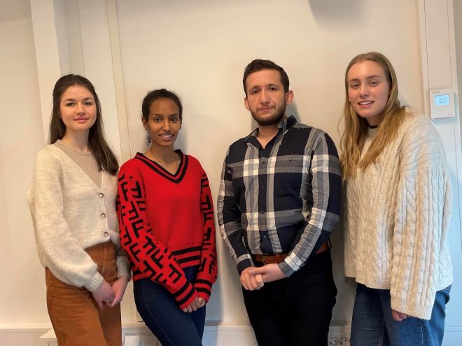 De fire prosjektdeltakerne Malin Kornelia Flotoft Elnan, Yorsalem Weldeab, Roody Mohammad og Helena Bekkevold står på rekke.