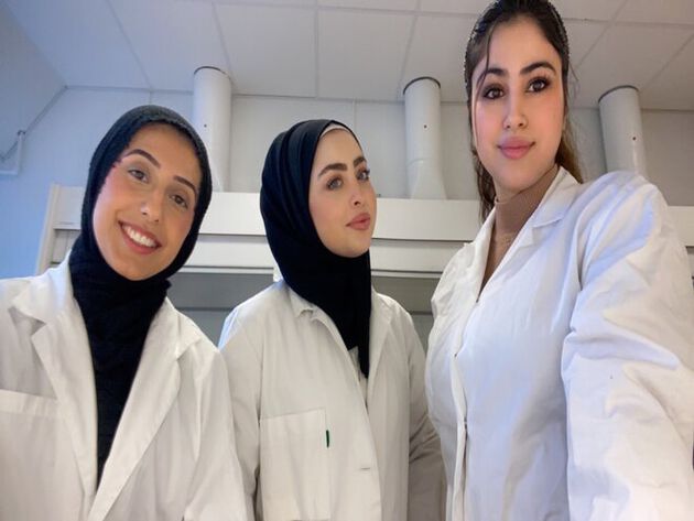 De tre prosjektdeltakerne Iqra Afgan, Ola Ayan og Rawan Rataan i labfrakk.