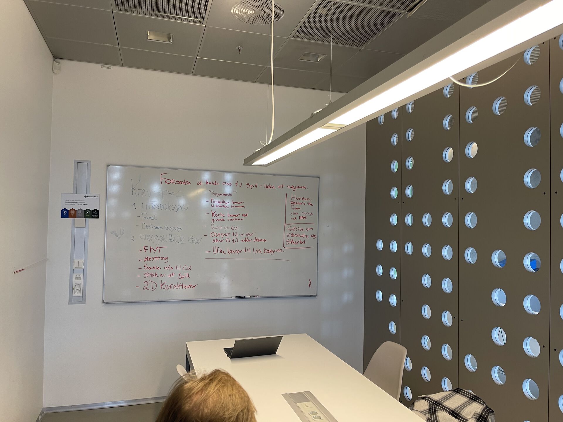 Notater på et whiteboard i et grupperom.