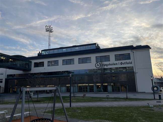 S-bygget fra utsiden, også kalt Smia, ved Høgskolen i Østfold i Fredrikstad. Bygget brukes som case i oppgaven og inneholder undervisningsrom, laboratorier, kontorer og tekniske anlegg. 