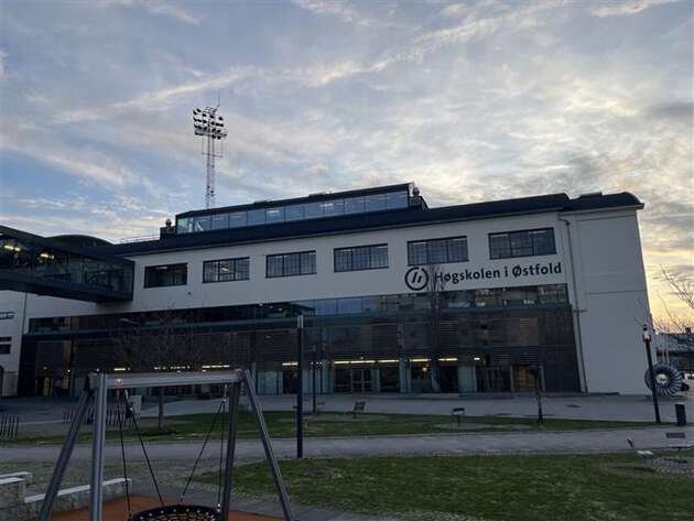 S-bygget fra utsiden, også kalt Smia, ved Høgskolen i Østfold i Fredrikstad. Bygget brukes som case i oppgaven og inneholder undervisningsrom, laboratorier, kontorer og tekniske anlegg. 