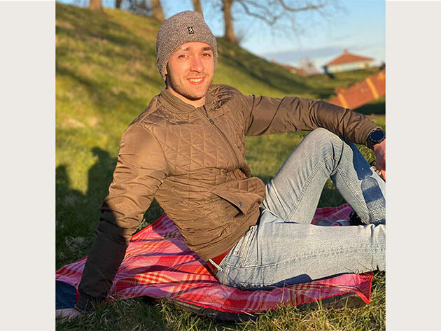 Bildet viser Julian Cortez som er student på Bachelorstudium i regnskap ved Høgskolen i Østfold