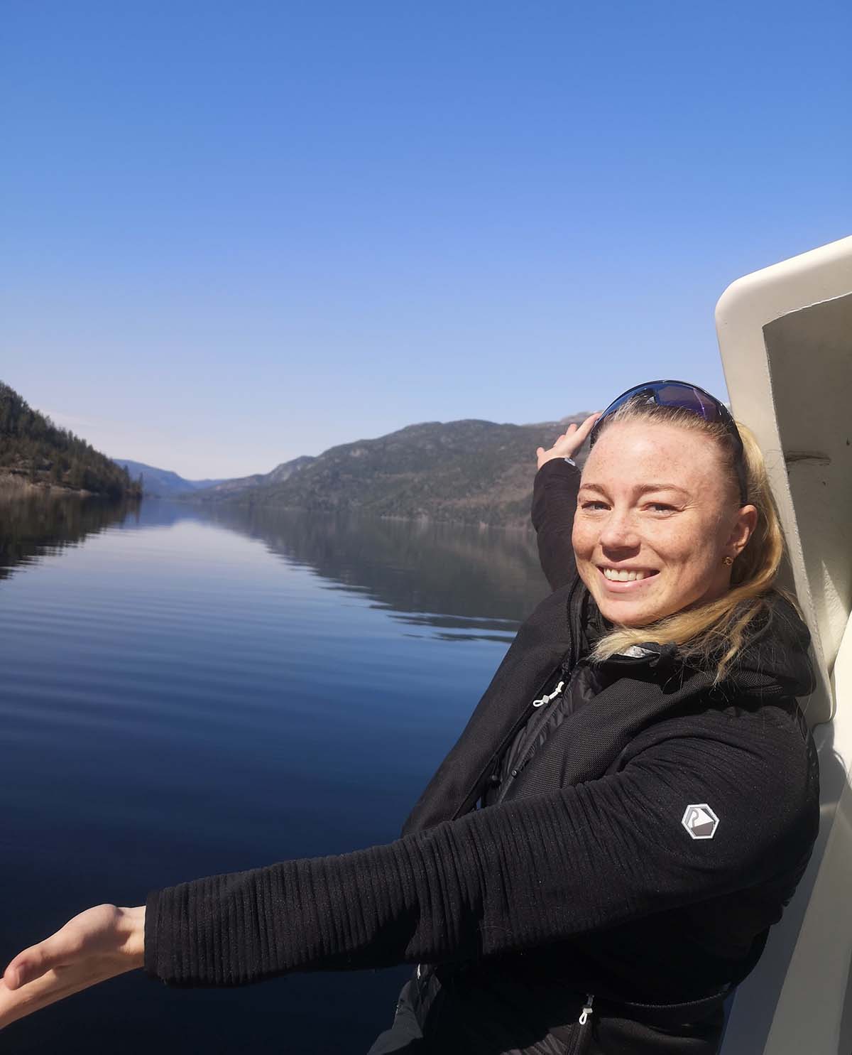 Bilde av Madelene Rubinstein på jobb i båt. 