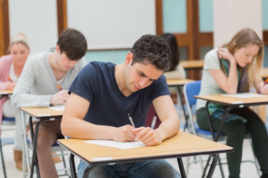 Studenter som gjennomfører skriftlig eksamen