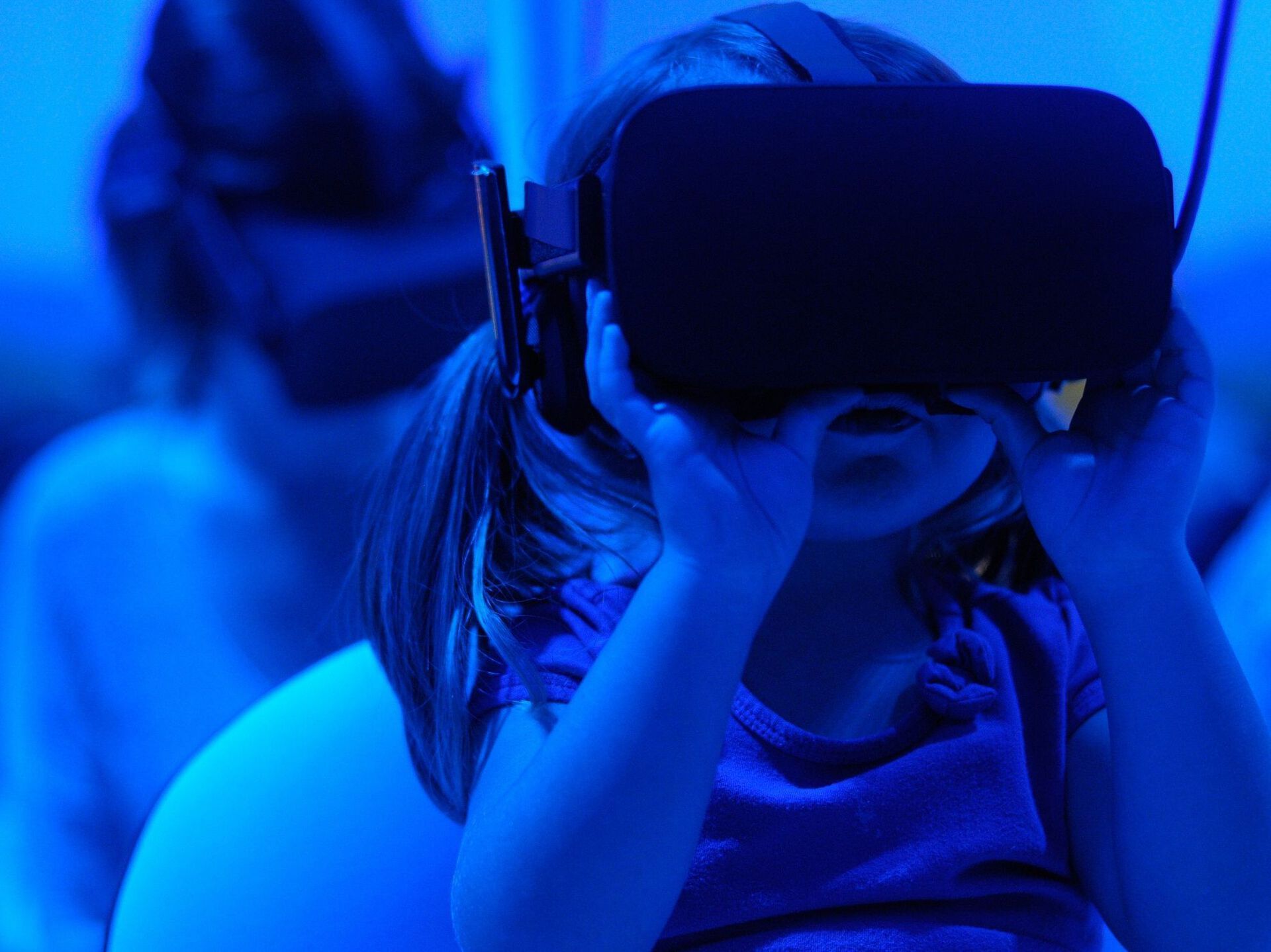 Illustration photo: a girl wearing head mounted display