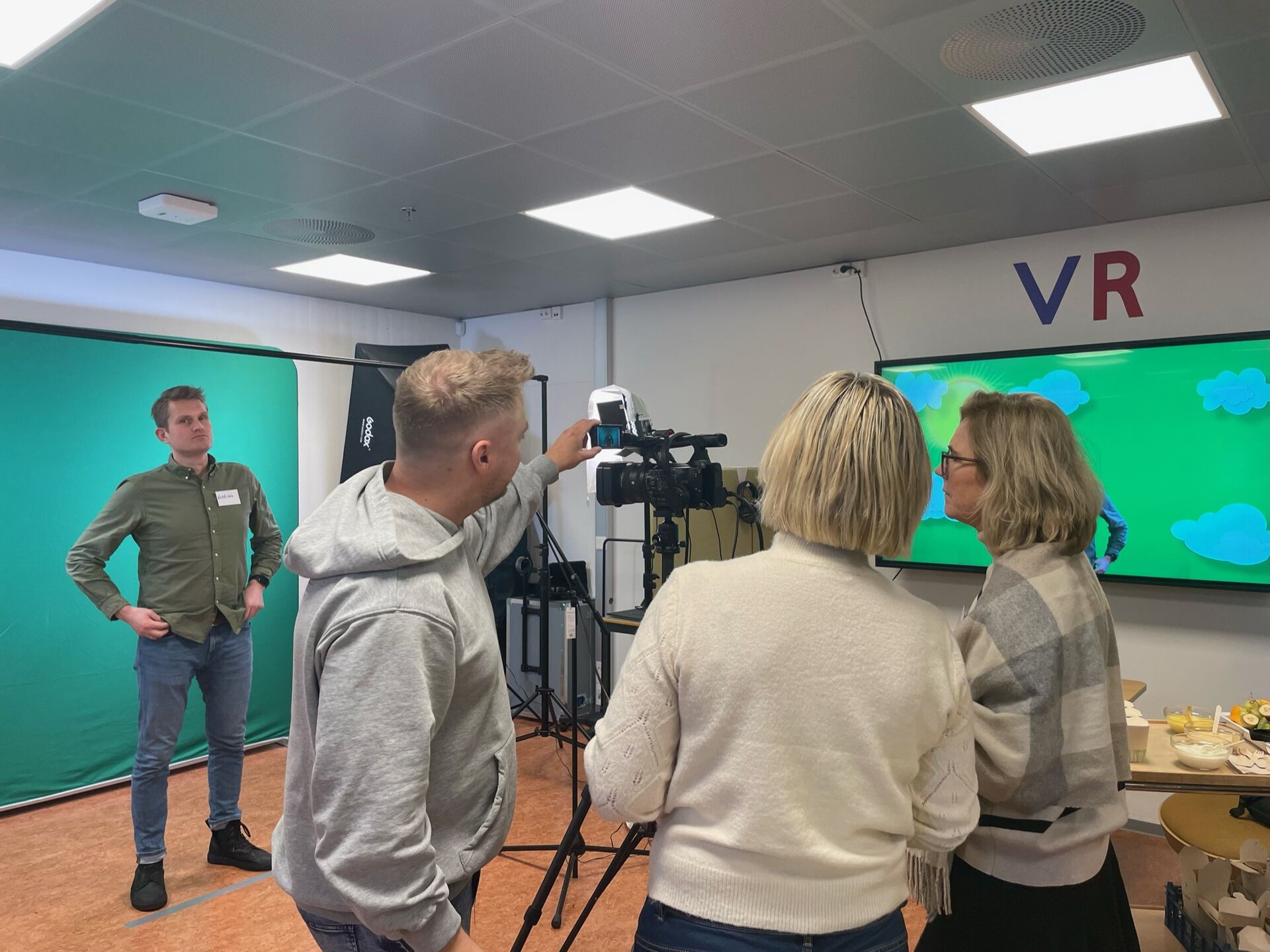 Teachers trying out the greenscreen at campus Remmen