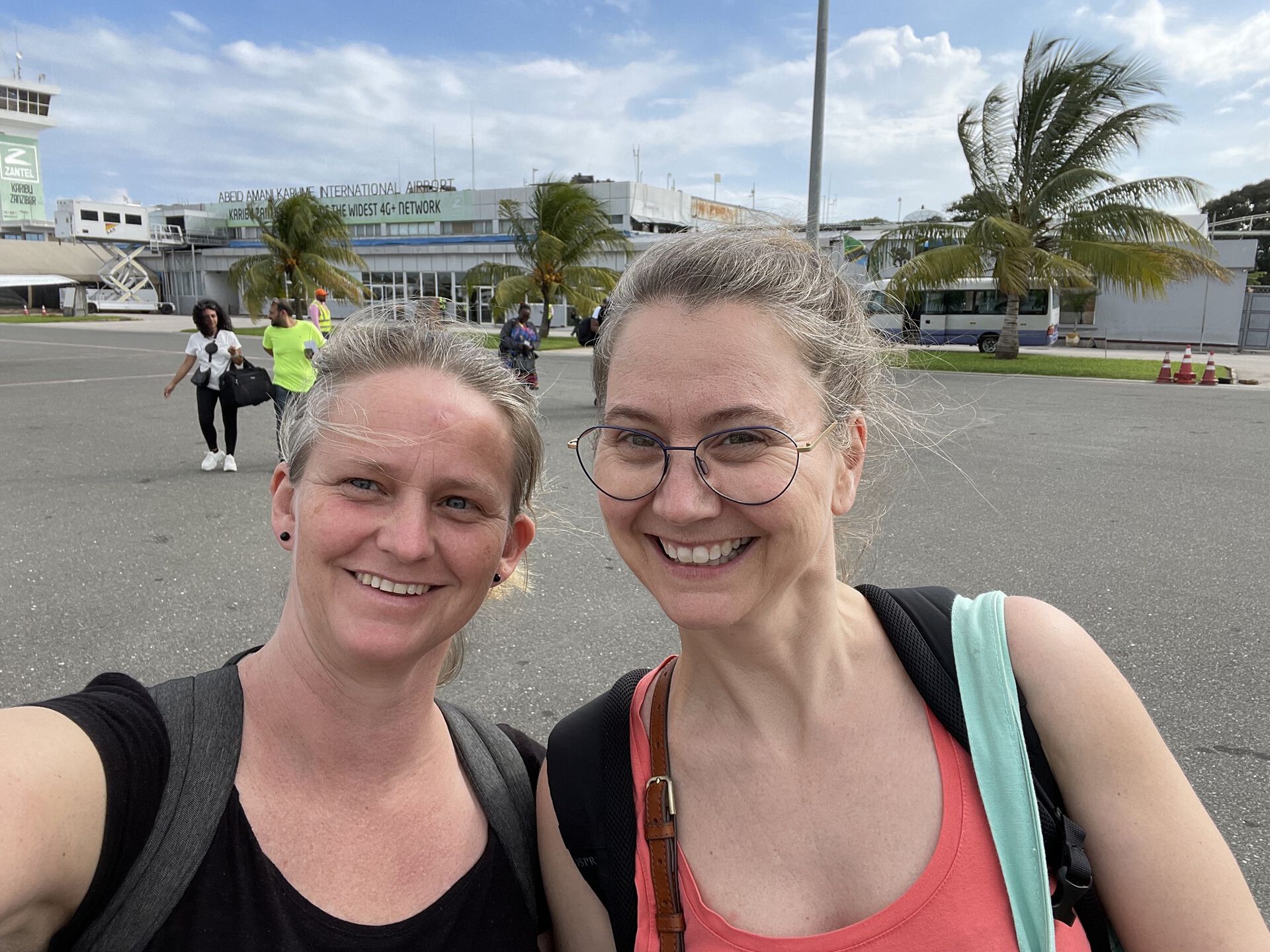 Gunhild Brænne Bjørnstad og Ragnhild Næsje at an open place in Zanzibar.