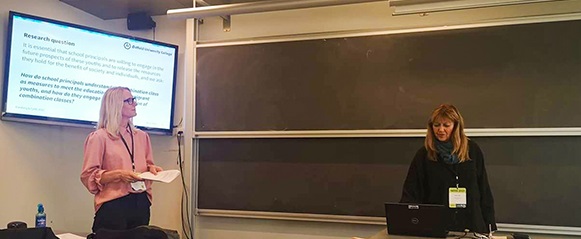 Bildet viser Lin Ramberg (t.v) og Hilde Fjeld (t.h) som holder presentasjon under konferansen. 