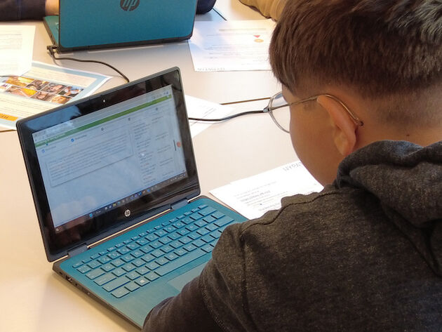 Bilde av skoleelev foran en pc-skjerm. 