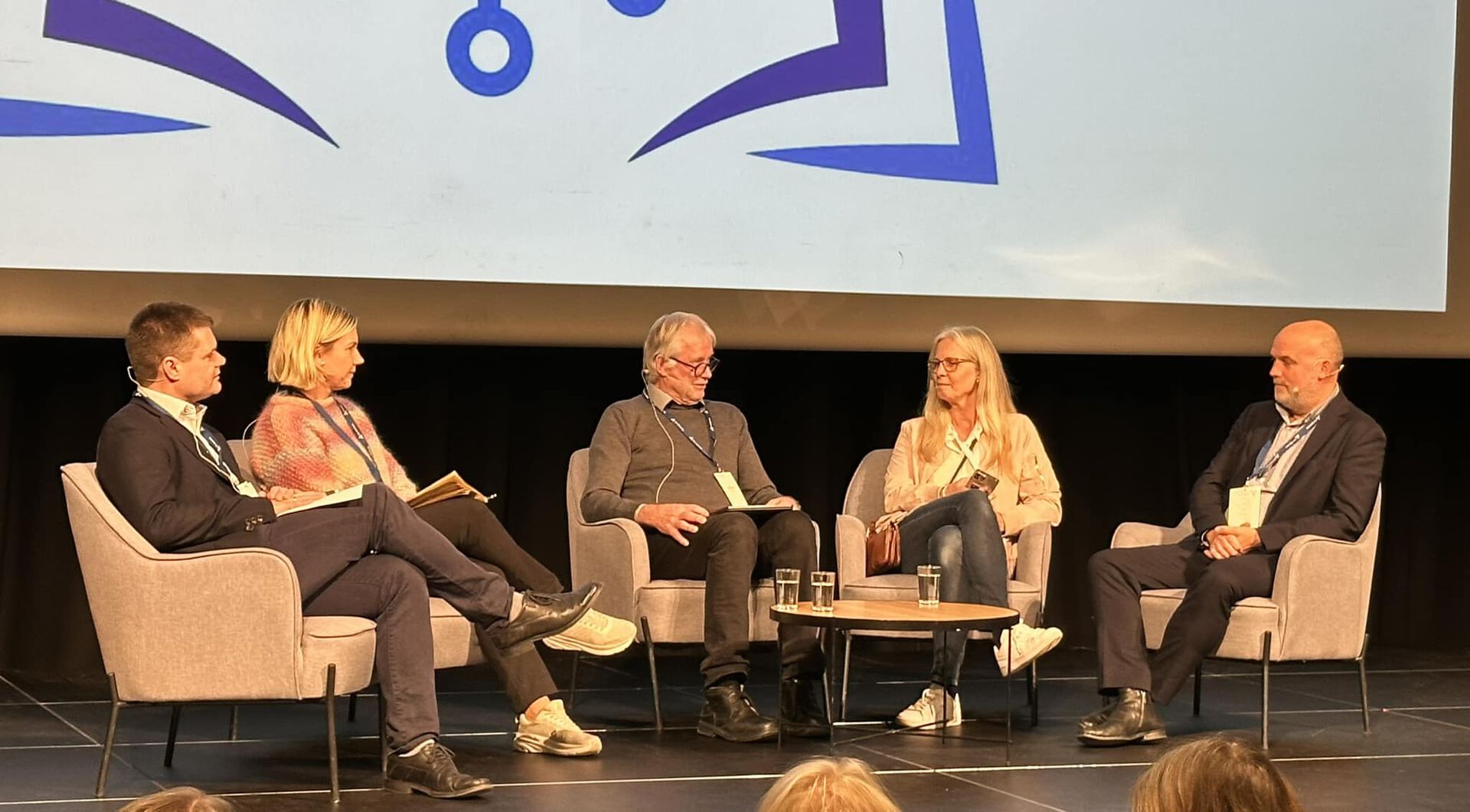 Fem deltakere sitter i en paneldebatt på skolelederkonferansen
