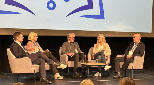 Fem deltakere sitter i en paneldebatt på skolelederkonferansen