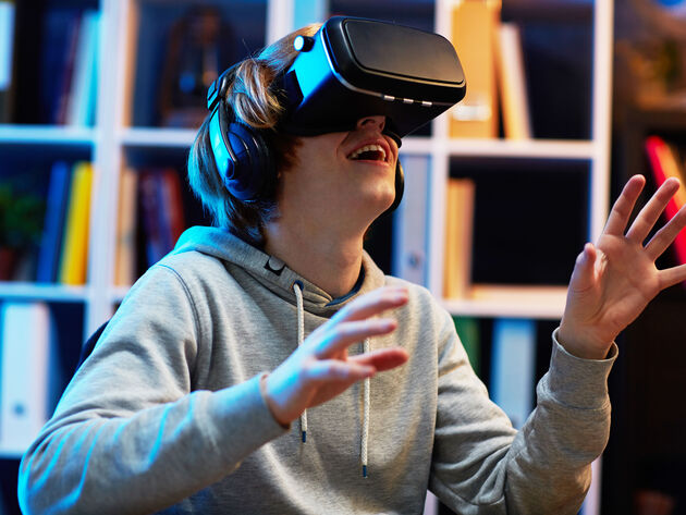Gutt med VR-briller