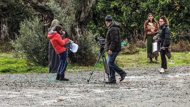 Bildet viser en gruppe unge mennesker som produserer en film ute i naturen.