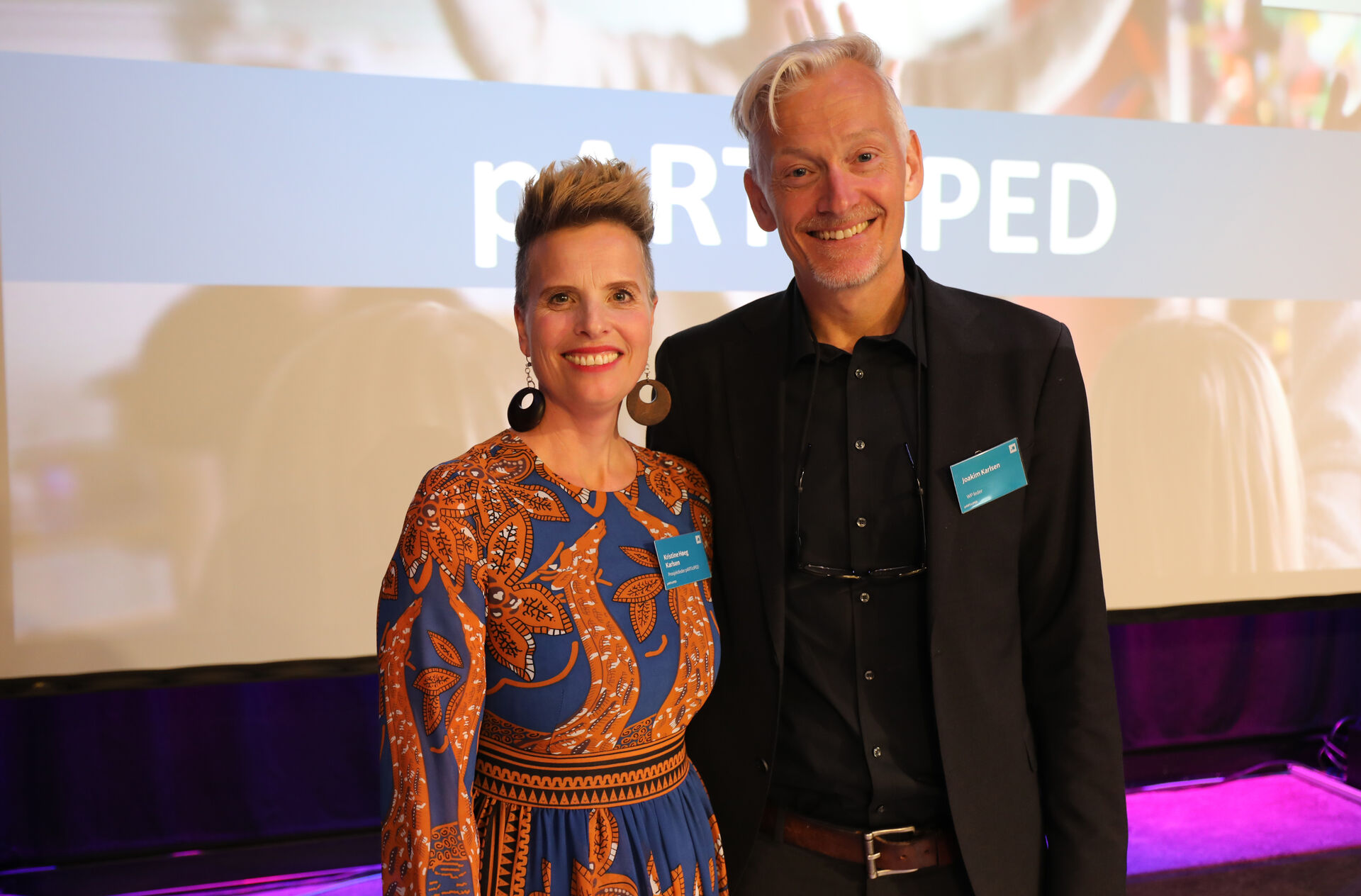 Bildet viser prosjektleder og arbeidspakkeleder fotografert sammen på scenen på sluttkonferansen. 