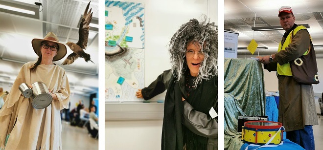 Bildet er sammensatt av tre bilder. Hver av bildene viser tre av lærerne i Storyline-prosjektet; fra venstre Ragnhild, i midten Virginia (Gini) og til høyre Stein. Lærerne har på seg kostymer som de brukte i sine roller i prosjektet. 