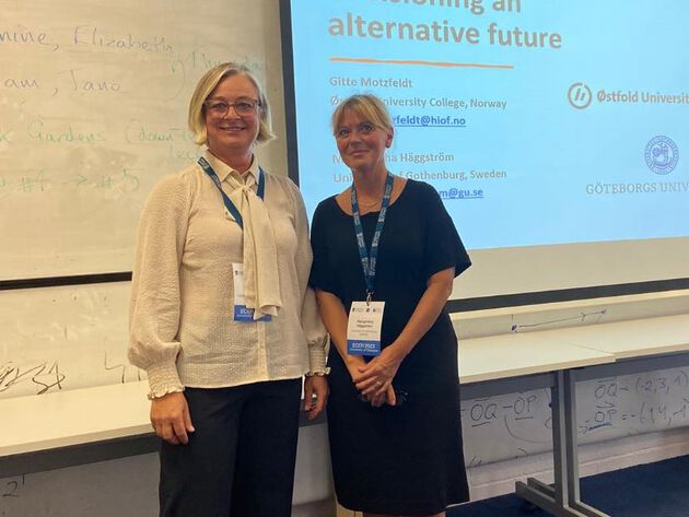 Gitte og Margaretha står foran presentasjonen sin.