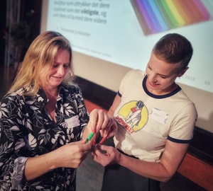 Gunhild B. Bjørnstad og Kristine Høeg Karlsen arbeider med leire.