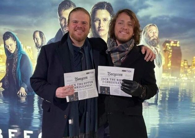 Språkvitere Alexander K. Lykke og André Dannevig foran plakat.