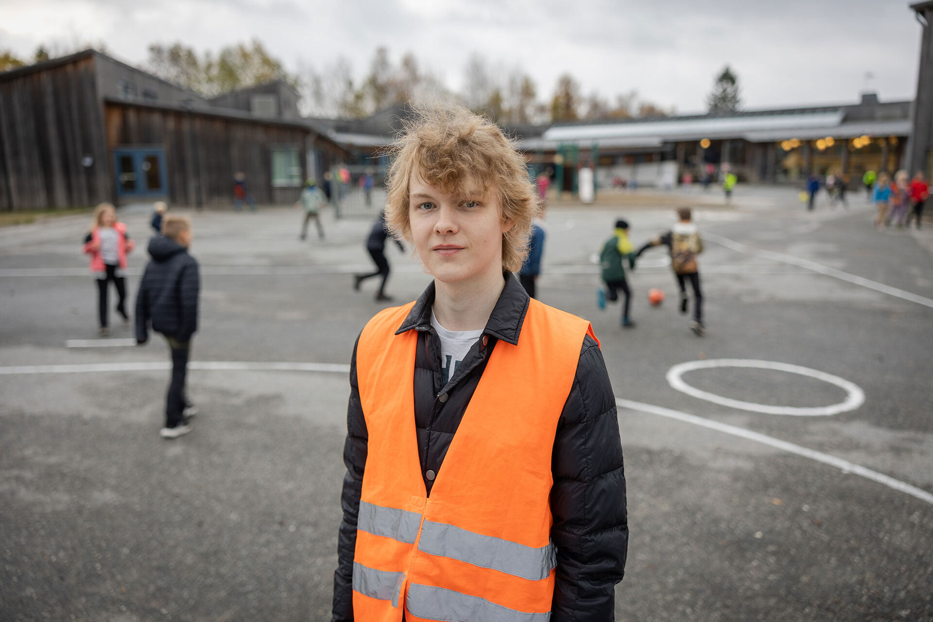 Bildet viser lærerstudent på inspeksjon i en av Haldens skolegårder