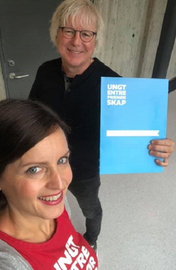 Her ses HiØs Magne Skibsted Jensen (øverst) og Ungt Entreprenørskaps Kathrine Tallis (nederst). Magne holder et hefte som heter "Ungt Entreprenørskap".