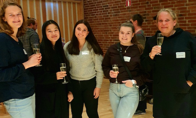 Bildet viser 5 kvinnelige studenter som står ved siden av hverandre. Fra venstre ses eanett Aarvik (fra venstre), Tam Nguyen, Martine Kollegård, Anne Eline Bergseth og Cathrine Karlsen .