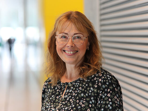 Portrettbilde av dekan Irina Engeness på campus.