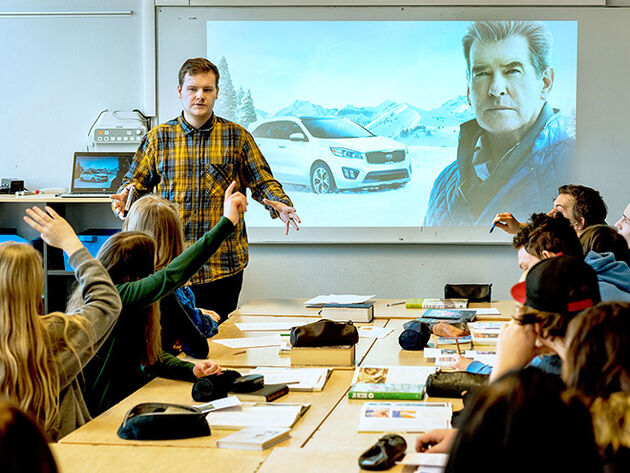 Bildet viser lærer i en undervisningssituasjon i klasserom