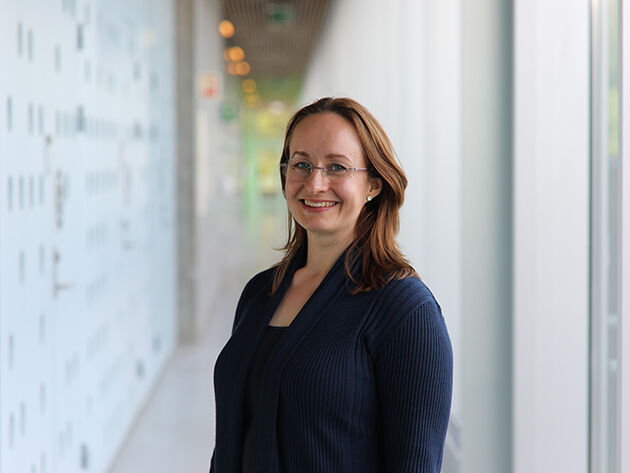 Portrettfoto av forsker Leonora Onarheim Bergsjø på høgskolens campus.  