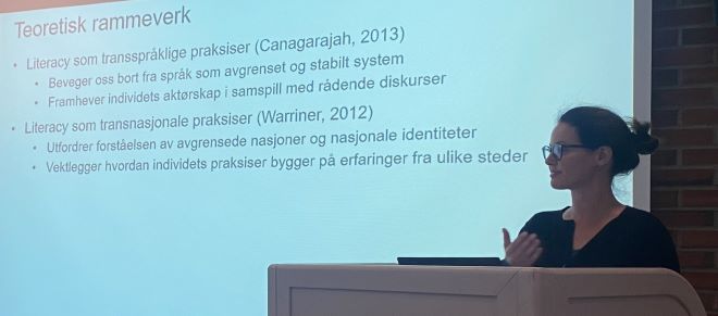 Joke Dewilde står ved siden av sin power-point-presentasjon.